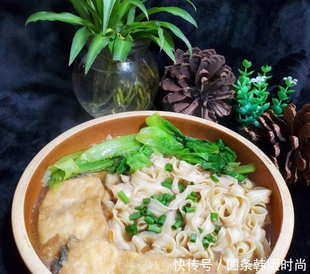 宵夜|炸鱼生菜汤面,鲜美好吃,宵夜来一碗,杠杠滴