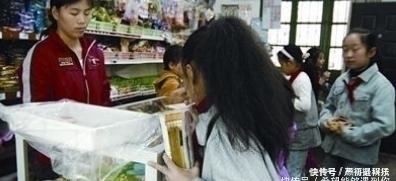 小学生捡到十块钱到小卖部买零食,老板见钱立即报警