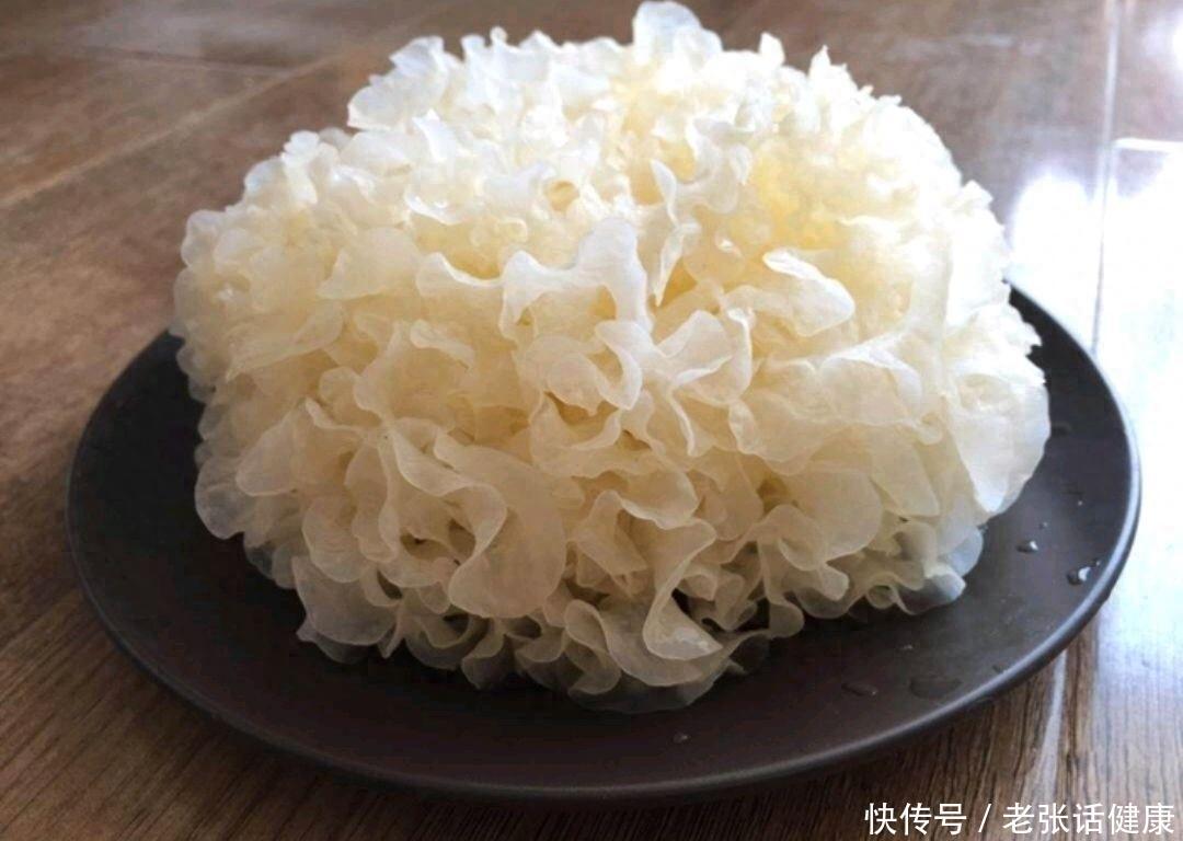 <p>自古以来，银耳就是非常好的滋补品。银耳中富含天然胶质，有非常好的滋阴作用。长期食用还可以润肤、祛除脸部黄褐斑、雀斑等功效。同时，银耳还可以延缓衰老，增强身体的抵抗力，因此，在养生界具有很高的地位。由于阿胶相比，价格也比较亲民，所以被称为“民间阿胶”。</p><p>银耳是一种菌类，又被称作白木耳、雪耳等。虽然与我们生活中常见的菌类长得有所不同，但是营养成分却非常突出，因此被称为“菌中之冠”。</p><p>在古代，银耳真的不是普通能够吃的，只有达官显贵和有钱人才能吃得到。但是，随着现代种植技术的提升，银耳的产量也逐渐增加，于是就进入了寻常百姓家。</p><p>从营养学的角度看，银耳确实是当之无愧的补品。它富含蛋白质、多种维生素和大量的微量元素，对健康极为有益。经常吃银耳，对身体有以下6个好处。</p><p>清咽润喉。在生活中，由于多种原因，大部分人都有津气两虚的情况。而且可以生津止渴，可解因津气不足导致的火上扰咽而引起的疼痛。</p>