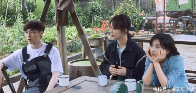 子枫 享受张子枫洗脚服务时,杨紫下意识的话成亮点,素质高低很明显