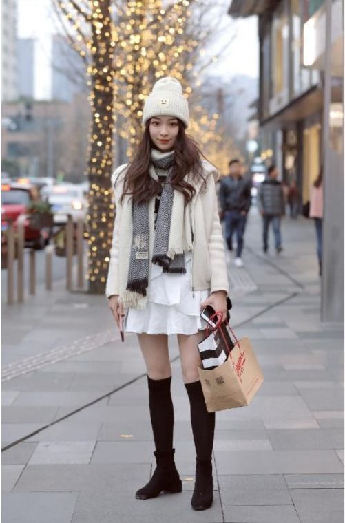 长发|白色吊带连衣裙长发美女,轻盈的步伐,展现出曼妙身姿