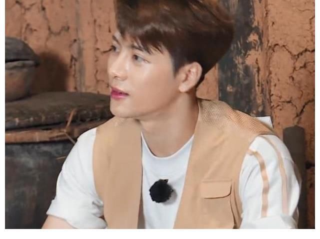 录《奔跑吧》不能有纹身，王嘉尔花式遮挡，原谅我笑出了声