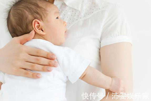 乘客|公交车上宝妈当众哺乳，被老人破口大骂没素质，宝妈怒怼乘客叫好