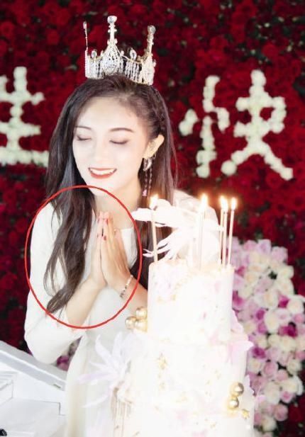 玖月奇迹离婚再添证据，演出现场男方却换人，王小玮摘婚戒