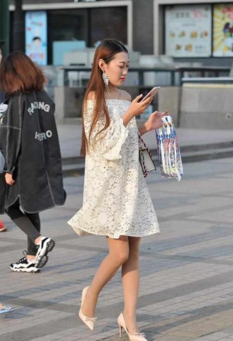 鱼尾|街拍：小姐姐黑色的上衣搭配鱼尾似的半身裙，真是时尚又个性