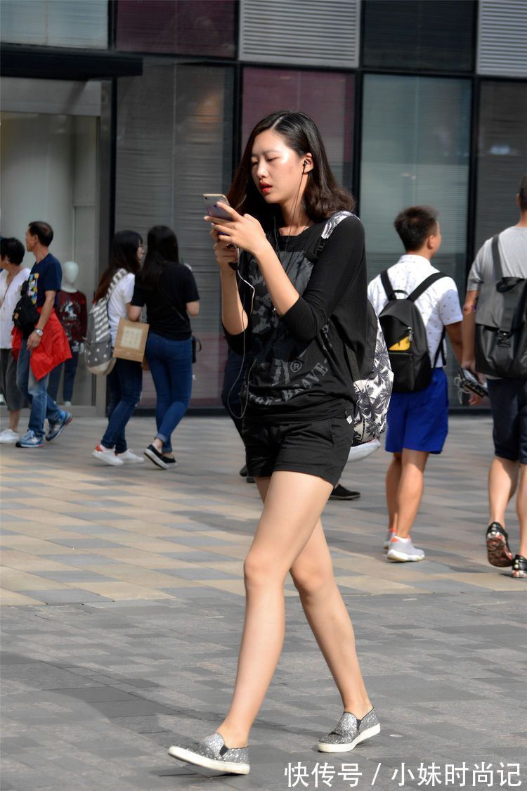 长袖衫 街拍：美女简单的黑色短裤，搭配一件黑色长袖衫，黑色系非常漂亮