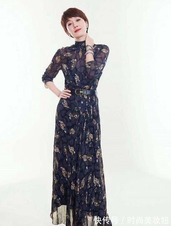 印花连衣裙|章小蕙骨子里的“贵族”气质,穿印花连衣裙优雅贵气,美翻了