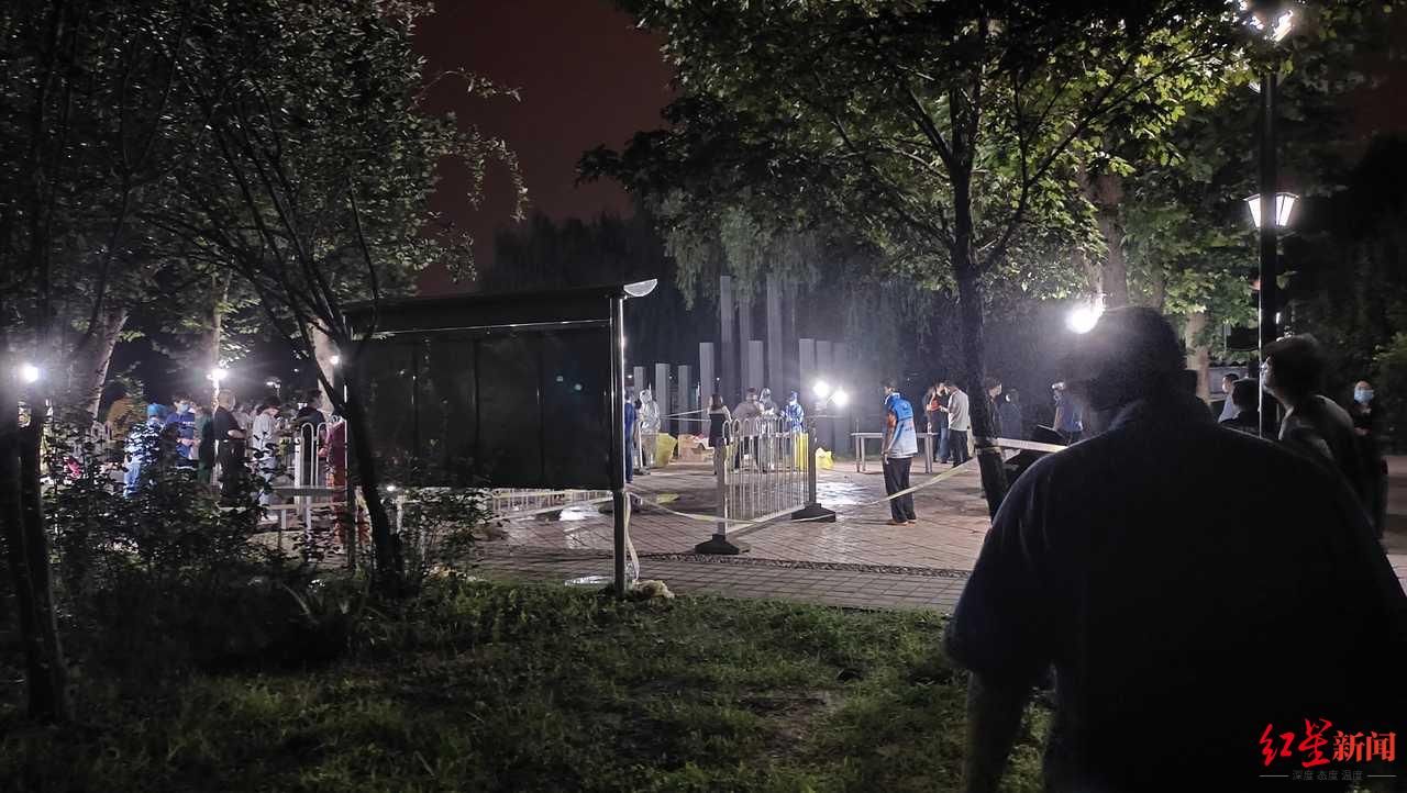 居委会|北京回龙观新增确诊病例，相关小区24小时封闭管理，有居民核酸检测结果已出