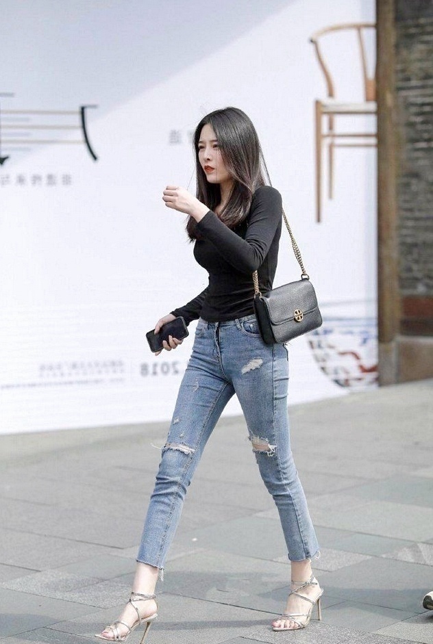 时髦|小姐姐穿上减龄T恤牛仔裤,乌黑长发,超级吸人眼球!