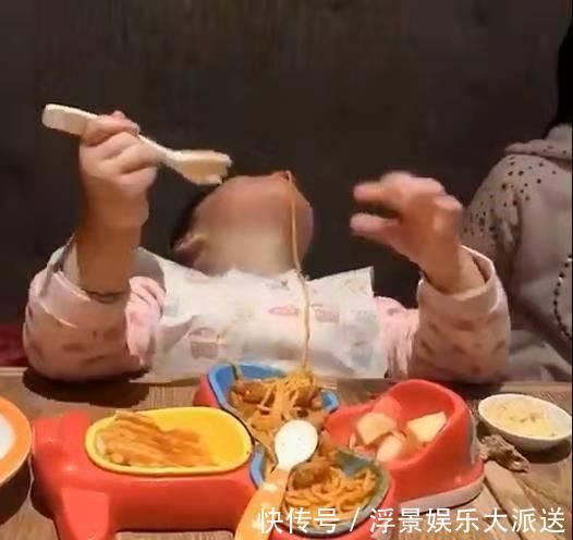 彤彤|小女孩吃面条走红，竟与一根面条“死磕”，网友“实心眼”宝宝