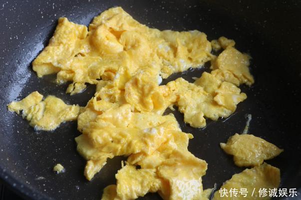 一道解腻解馋的春节菜,芹菜萝卜加木耳,天天吃都不腻