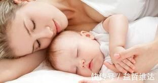 睡姿|婆婆拍下一家四口睡姿,夫妻俩秀恩爱睡姿走红,网友:孩子是意外