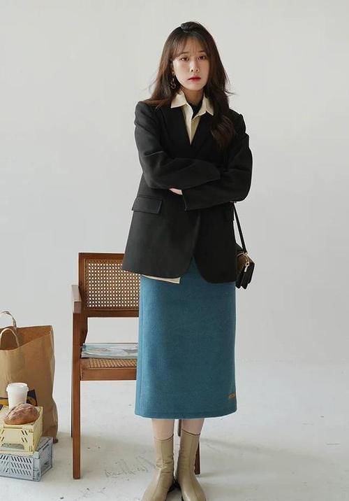 2021年春天流行的“毛呢小西装”，下装这样搭配很时髦，有韩范！