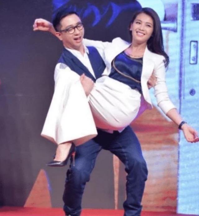 刘涛被王自健“公主抱”，满脸的无奈！谁注意到了他的手部动作
