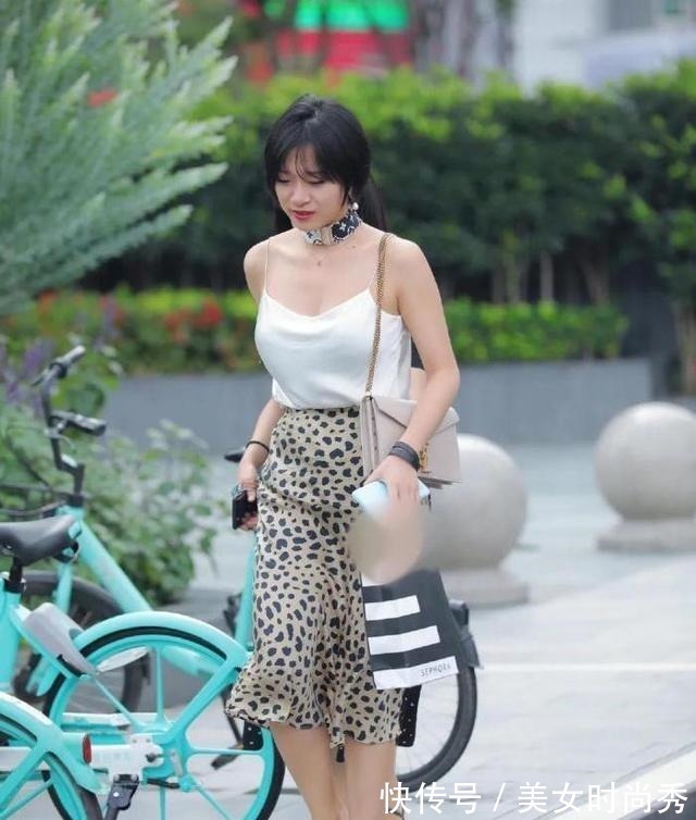 吊带 白冰丝吊带搭配豹纹长裙,脖子上独特的“项圈”,霸气御姐惹不起!