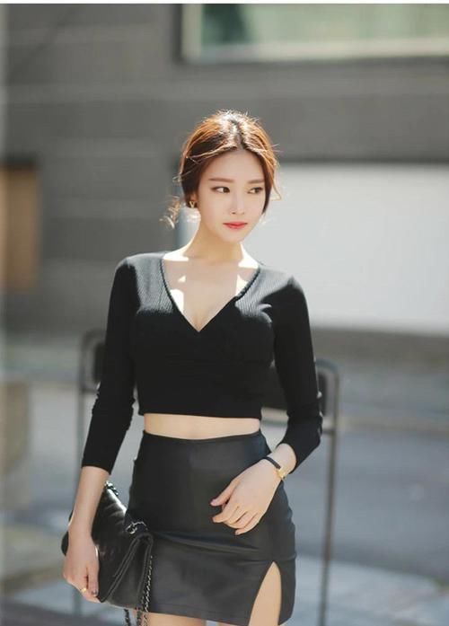 实不相瞒,姐姐的小皮裙,看着像是让老鼠“啃了口”