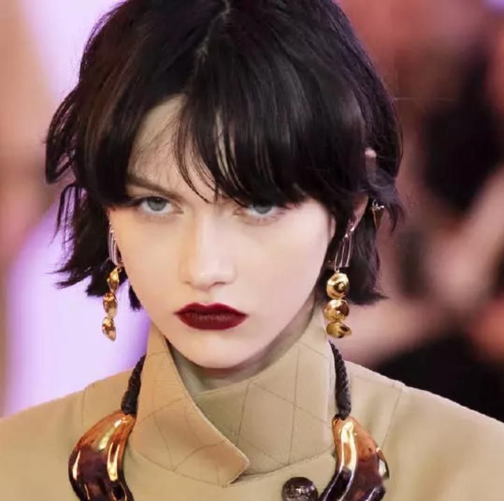 女团宫斗修罗场，参不透她搞发型的心机，尔等终究是洗脚婢