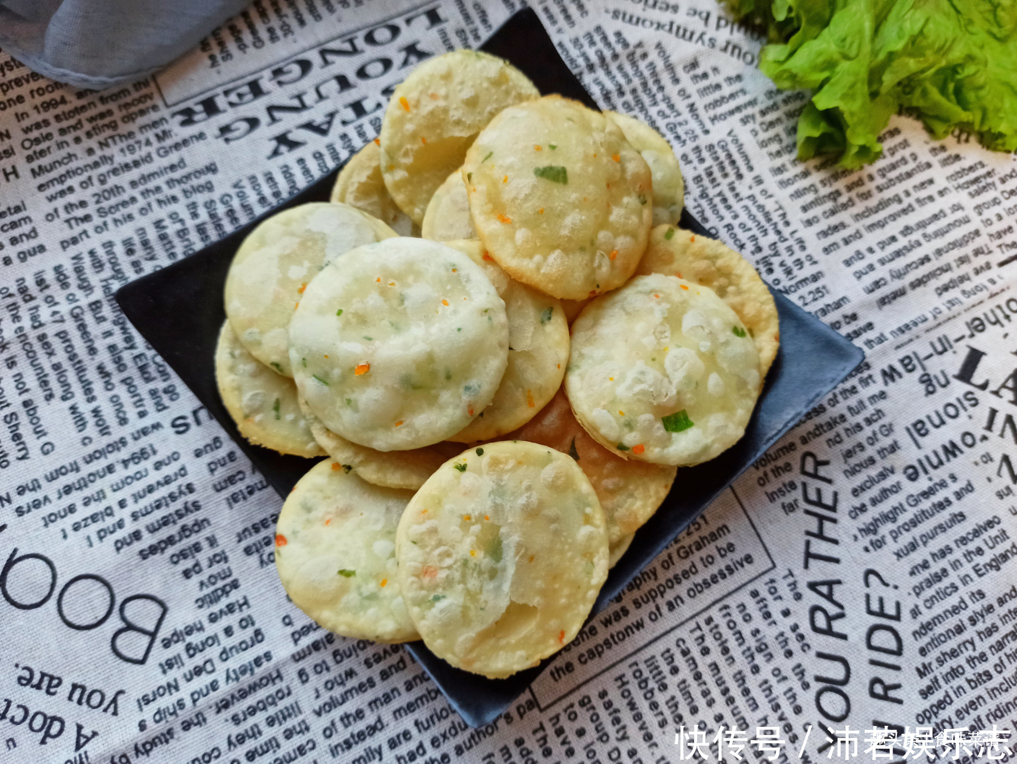 开水|面粉新吃法,无需发面,开水一烫就搞定,个个鼓大泡,比油条还香