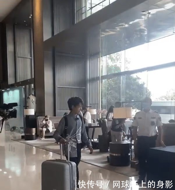 综艺节目|《中餐厅》正式开录,姚安娜丁真黄晓明等人现身,碰撞出别样火花!