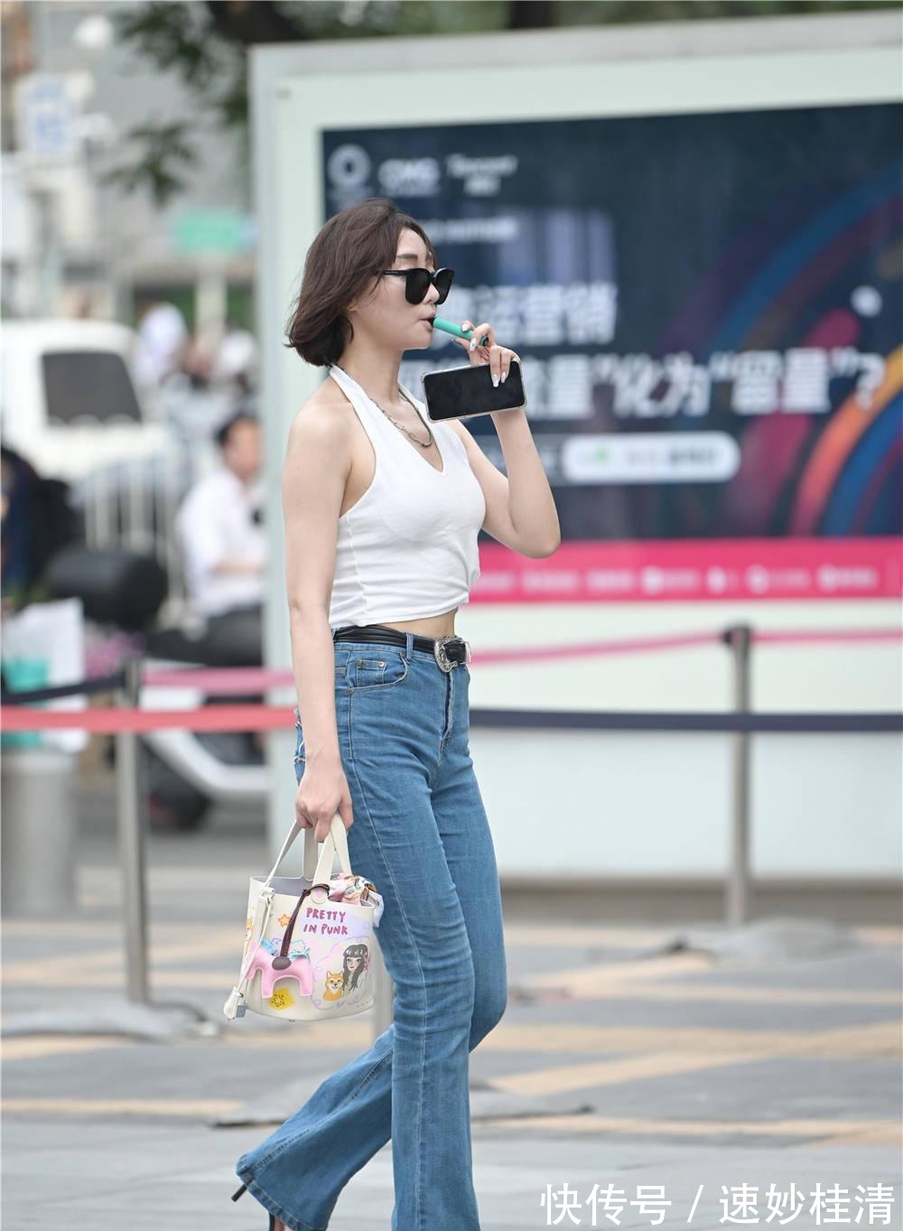 美女|夏季选择牛仔裤，怎么搭配出独特个性，每个姑娘的想法都不一样