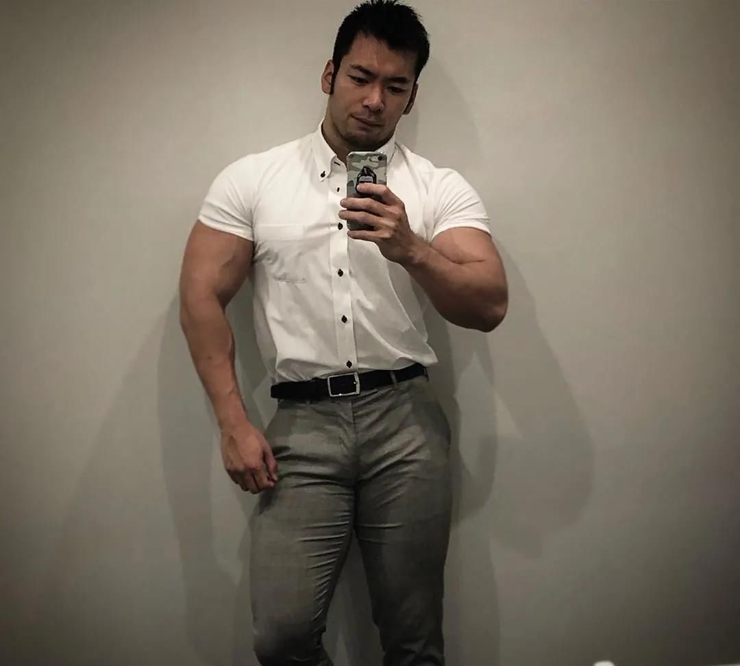淡定|181cm日本肌肉壮男走红,每天深蹲练出大粗腿,网友不淡定了