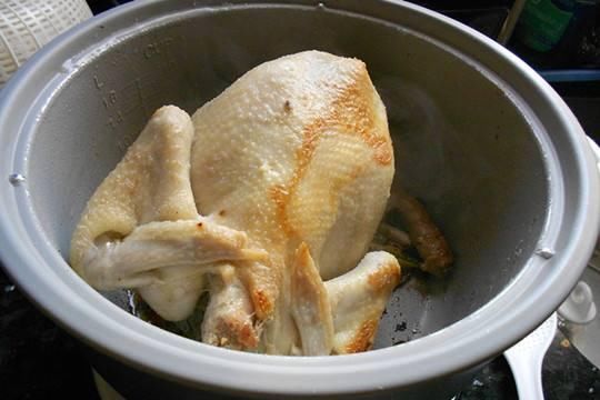  盐焗鸡价格贵，还很难做？一只电饭锅轻松搞定，比外面卖的还好吃