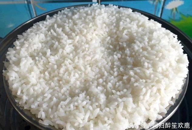 蒸米饭,只加水是外行水里多加这2样,米饭又香又软,粒粒分明