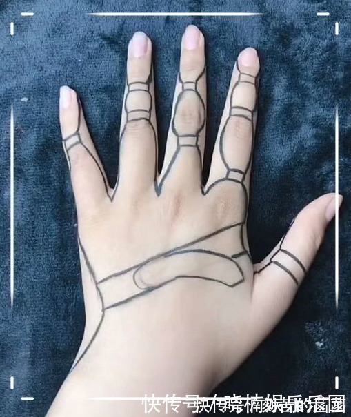 美术生&美术生画“手指被勒妆”,原以为是瞎画,看见成品:你不疼吗