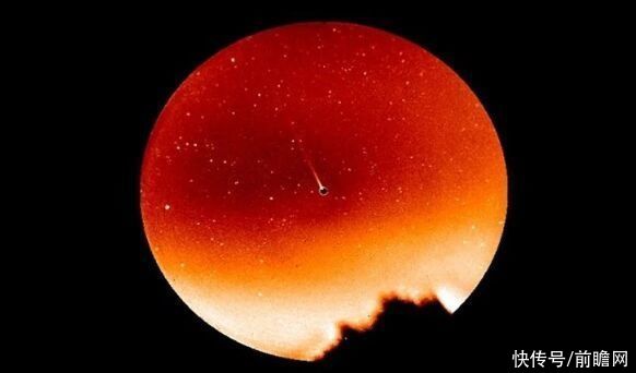 Cos彗星?水星拖着一条长长的尾巴，发出微弱的橙黄色光