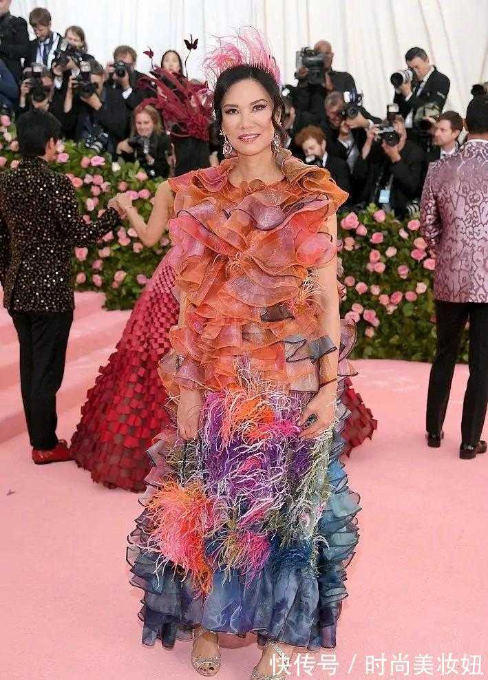 彩色|邓文迪“国际脸”真耐看,穿彩色荷叶连衣裙亮相,不俗反而很高级