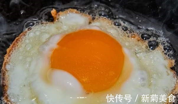 荷包蛋|煎荷包蛋，冷油下锅还是热油分享正确做法，鸡蛋又圆又嫩不粘锅