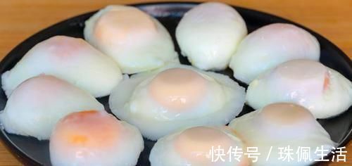 荷包蛋直接下锅煮就废了可惜知道的人不多，这样做完整又不散花