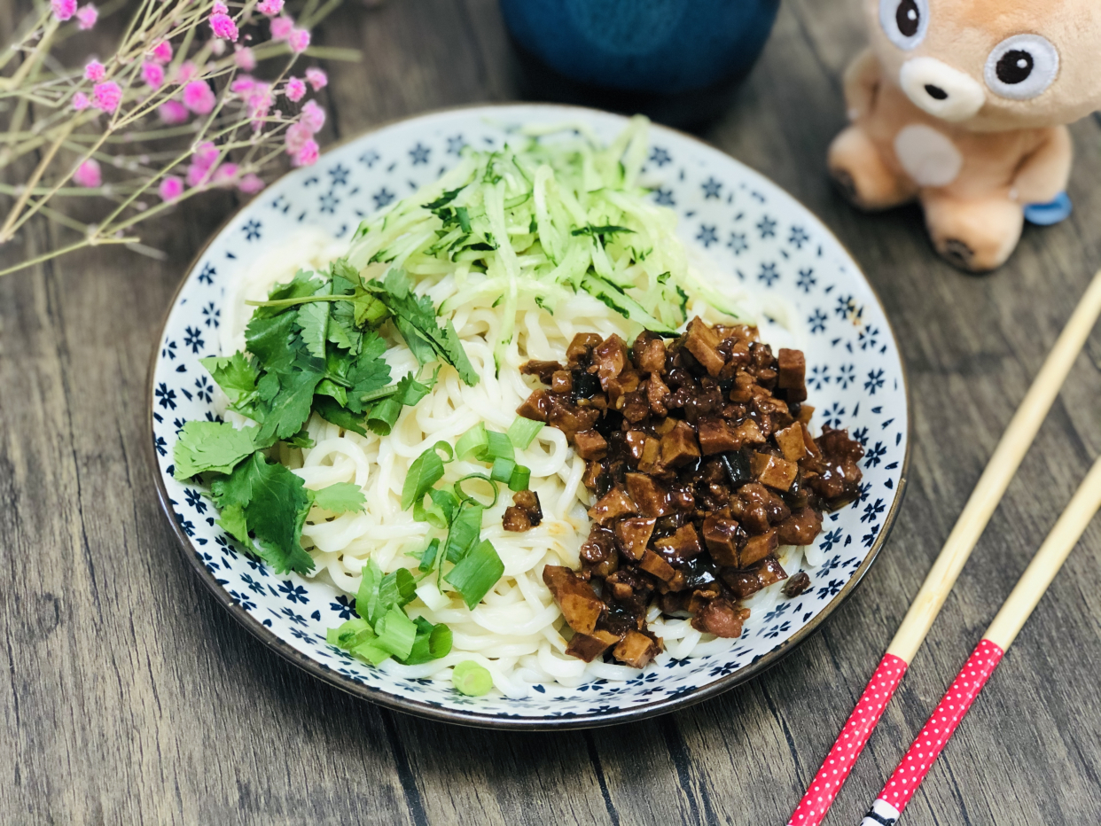 做炸酱面，豆瓣酱和甜面酱选哪个很多人做错，难怪炸酱吃着不香