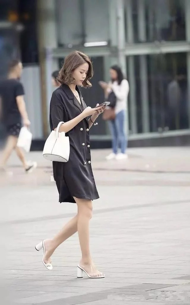 街拍：长发披肩的小美女，身穿个性潮装，笑容甜美可爱