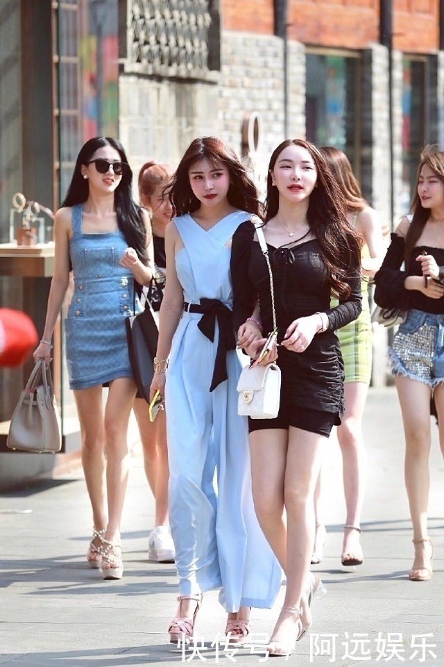 路人街拍,小姐姐穿一条红色印花连衣裙,特别优雅