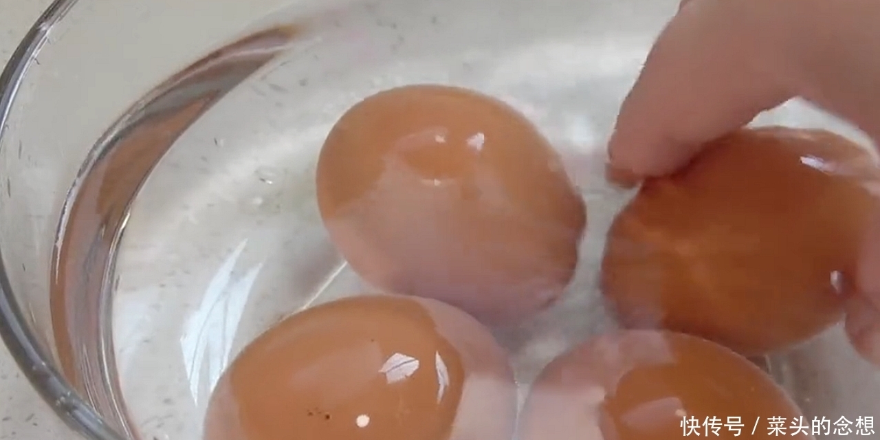 想吃小蛋糕不用买，4个鸡蛋半碗面粉，教你简易做法，蓬松又香甜