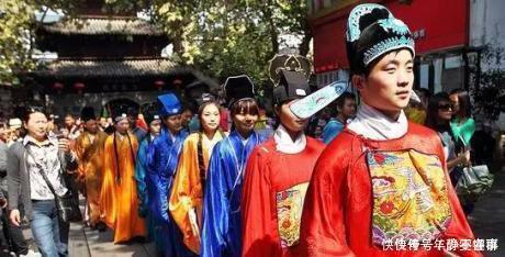 八十二岁老翁考中状元,骑马游街作了副对联,千古无人超越!