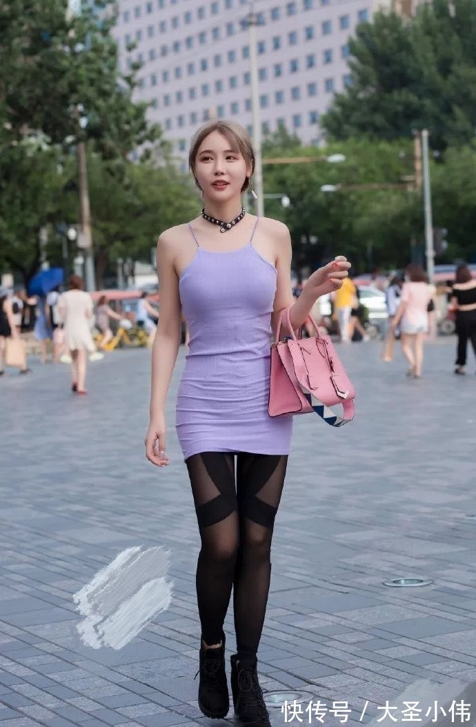 女孩|美女街拍:女孩想吸睛,当然少不了“个性”的丝袜了