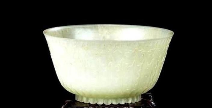 乾隆&玉工為乾隆雕琢玉碗,用廢料刻成玉雕,結果成了驚世國寶