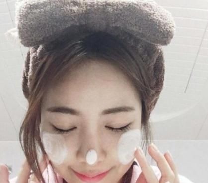 卸妆 女孩涂防晒霜时,记住“3不要”,很多人都忽视了,难怪皮肤更黑