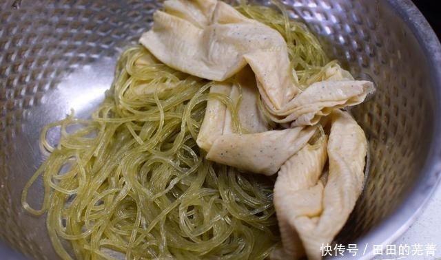 天冷|天冷就爱这一锅,端上桌还咕嘟嘟冒着热气,想吃啥锅里都有