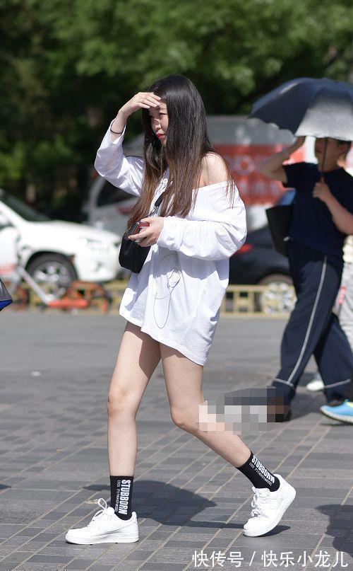 大长腿 时尚搭配,小姐姐身穿一件黑色紧身的吊带,非常的青春阳光