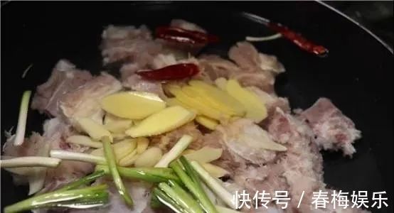 猪肉|排骨焯水后为啥又柴又腥看完大厨操作才明白，原来一直用错水