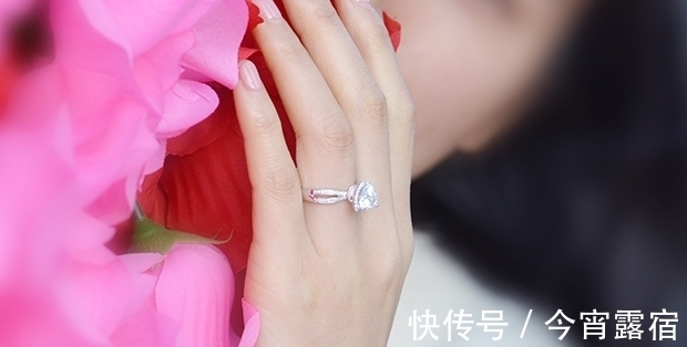 订婚戒指 订婚戒指戴哪个手指,看看你戴对了吗,戴错会被笑话哦