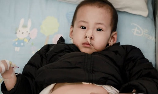 化疗|3岁萌宝患重症治疗时难忍剧痛,被5人强行按住,父亲哭求轻点儿