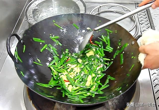鲜嫩|饭店的韭菜炒鸡蛋为啥鲜嫩又翠绿，这几个技巧很重要，学会在家做
