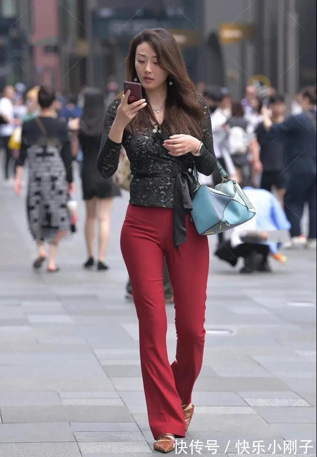 蕾丝 时尚黑色蕾丝长袖衫,配酒红色直筒裤,款式简约又穿着时尚大方