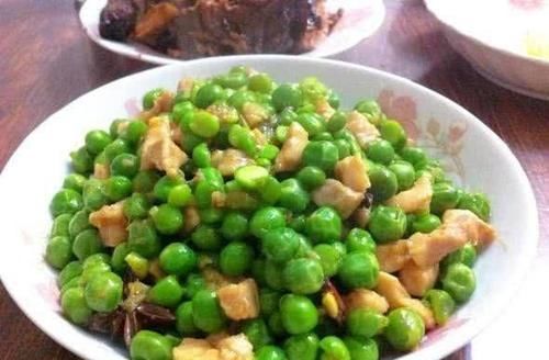 每天晚上多吃几种食物，排毒养颜，滋润皮肤，有益健康