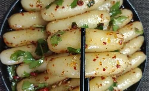  最近我家迷上了吃这个，蒸熟加一物揉成条，放冰箱随吃随取，方便