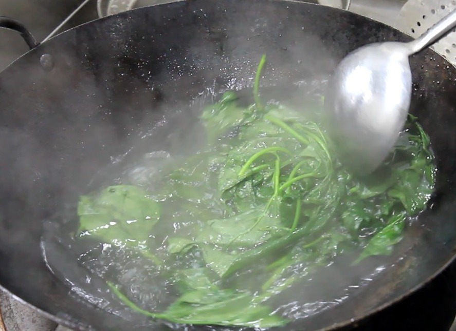 原来这才是红薯叶最好吃的做法，一煮一拌，脆嫩爽口，营养又低脂